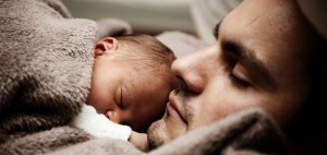 El papá y el bebé pueden lograr una mejor conexión