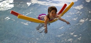La natación brinda muchos beneficios en el desarrollo del niño