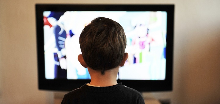 La vista de los niños se puede afectar si ven TV en exceso